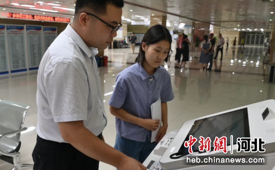 市民在线上办理业务。 李孟泽 摄